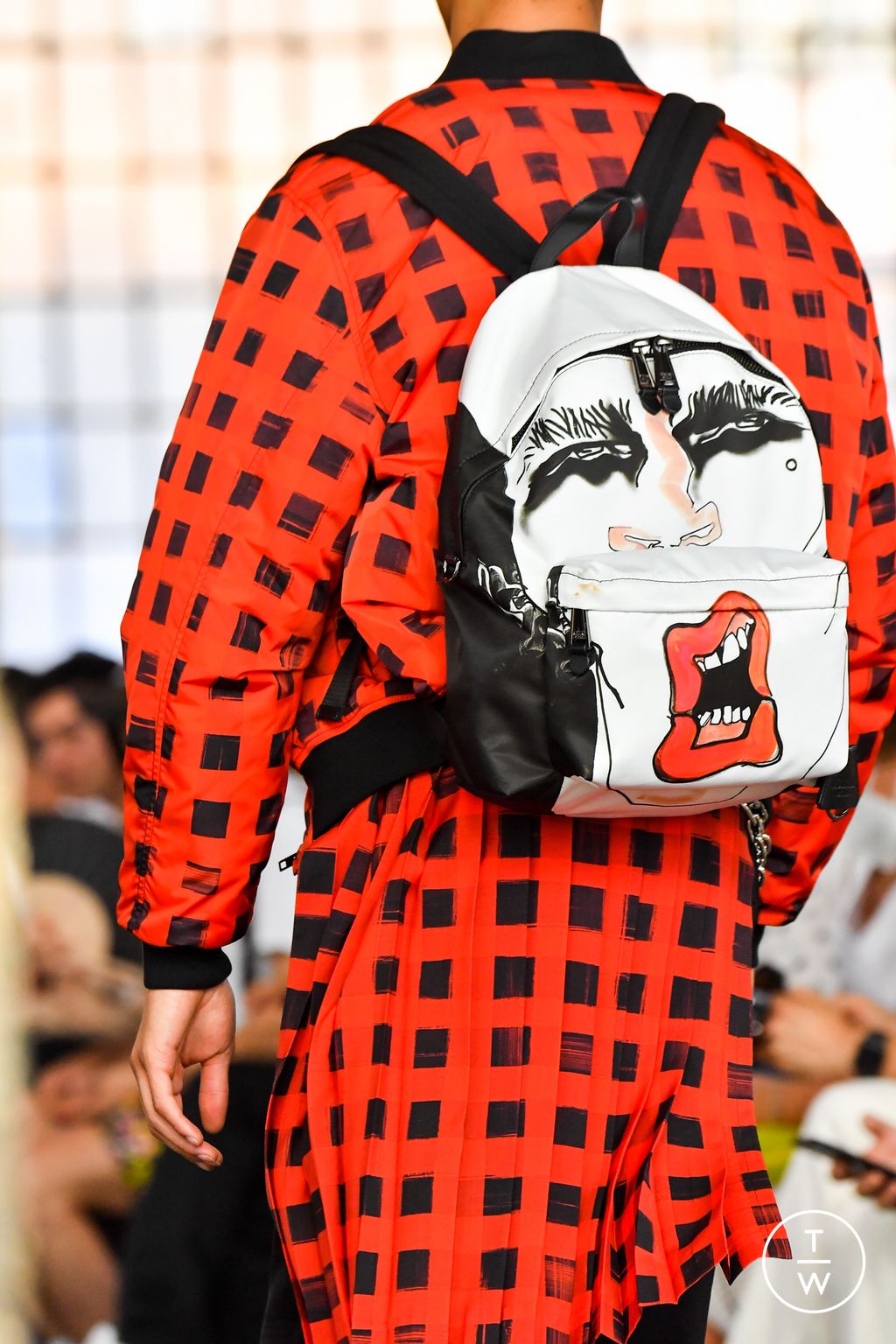 Fashion Week Milan Spring/Summer 2023 look 6 de la collection Moschino menswear accessories
