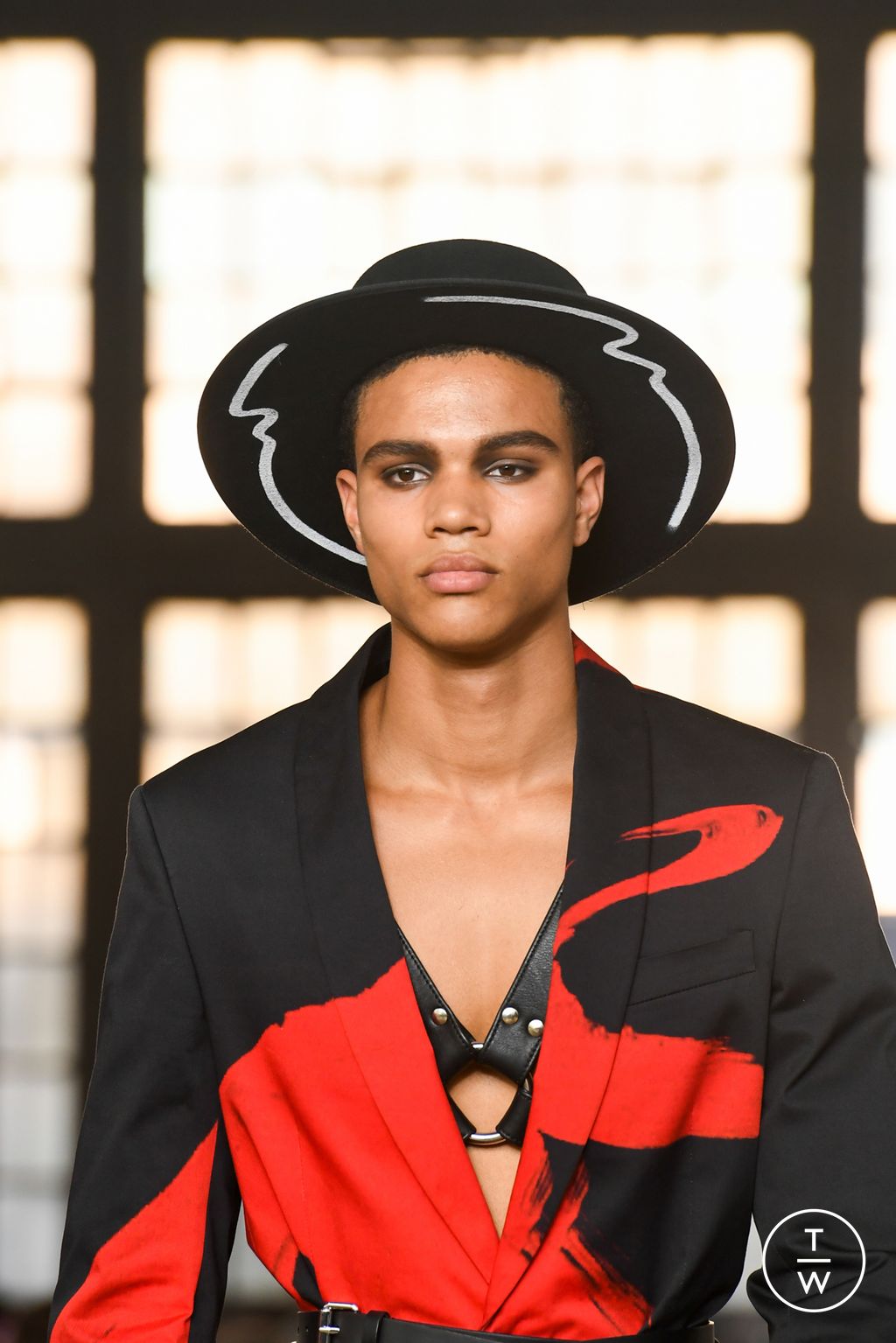 Fashion Week Milan Spring/Summer 2023 look 24 from the Moschino collection 男装配饰