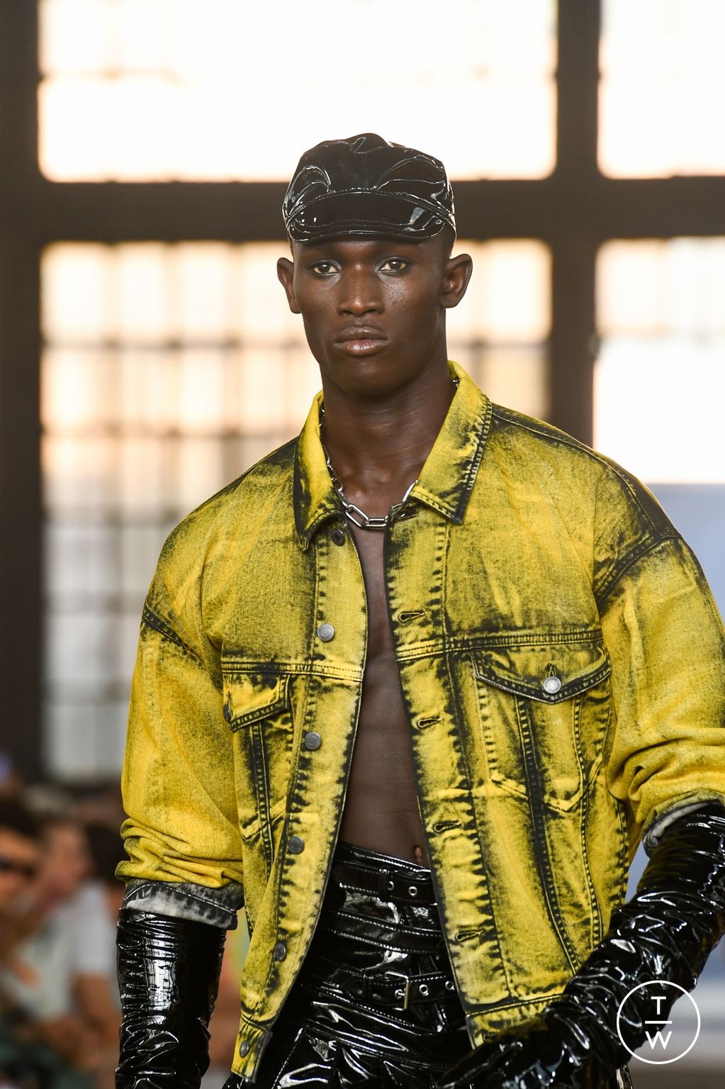 Fashion Week Milan Spring/Summer 2023 look 28 de la collection Moschino menswear accessories