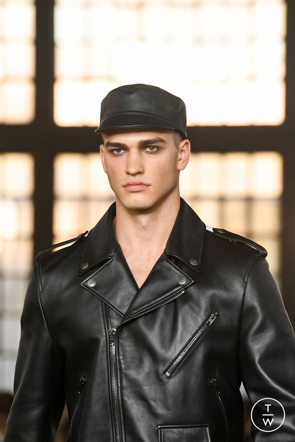 Fashion Week Milan Spring/Summer 2023 look 25 from the Moschino collection 男装配饰