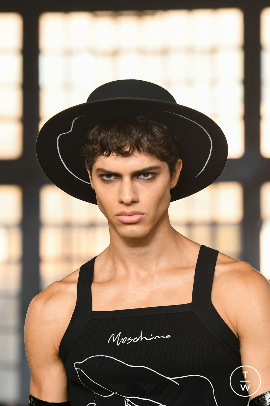 Fashion Week Milan Spring/Summer 2023 look 23 de la collection Moschino menswear accessories