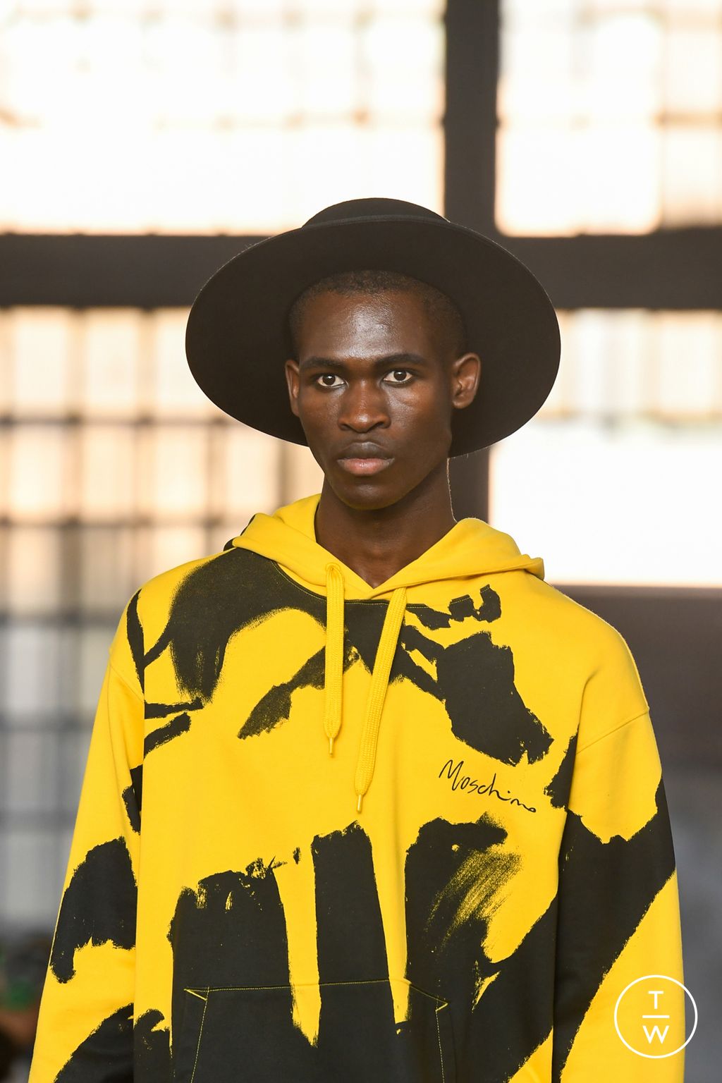 Fashion Week Milan Spring/Summer 2023 look 22 from the Moschino collection 男装配饰