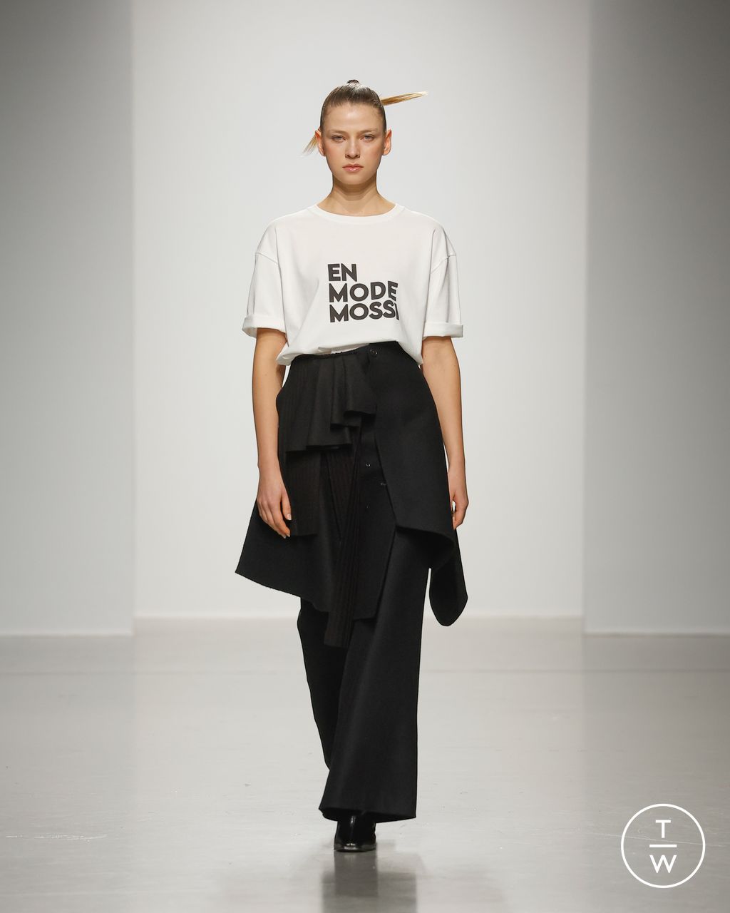 Fashion Week Paris Fall/Winter 2024 look 1 de la collection Mossi womenswear