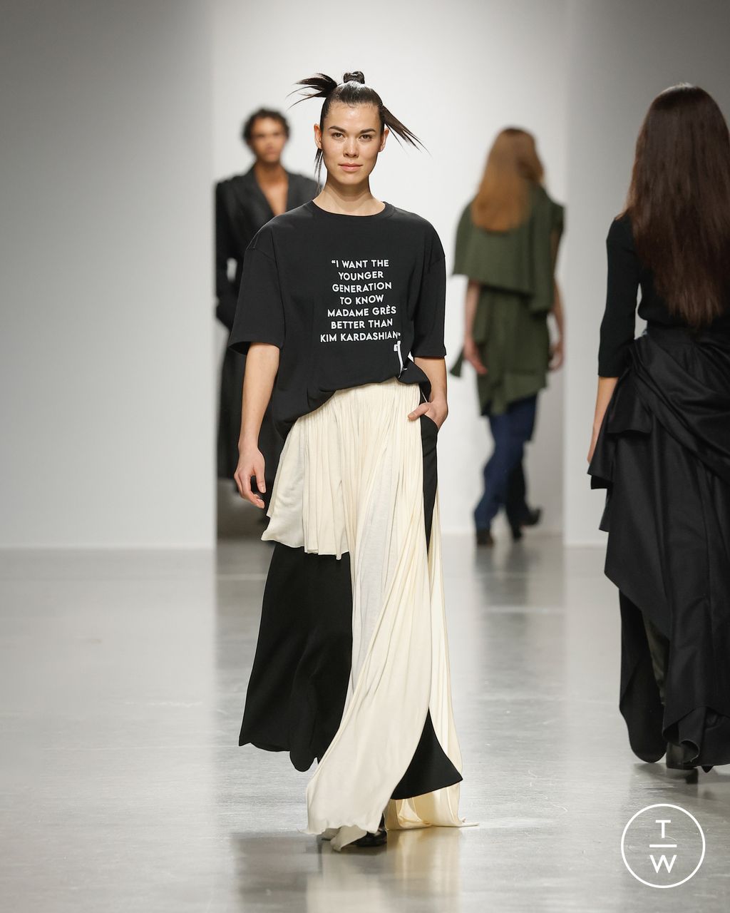 Fashion Week Paris Fall/Winter 2024 look 30 de la collection Mossi womenswear