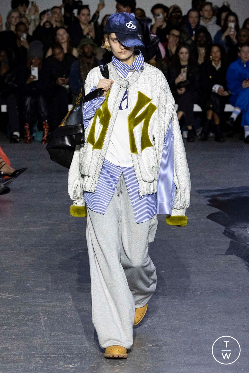 Fashion Week London Fall/Winter 2023 look 4 from the MOWALOLA collection 女装