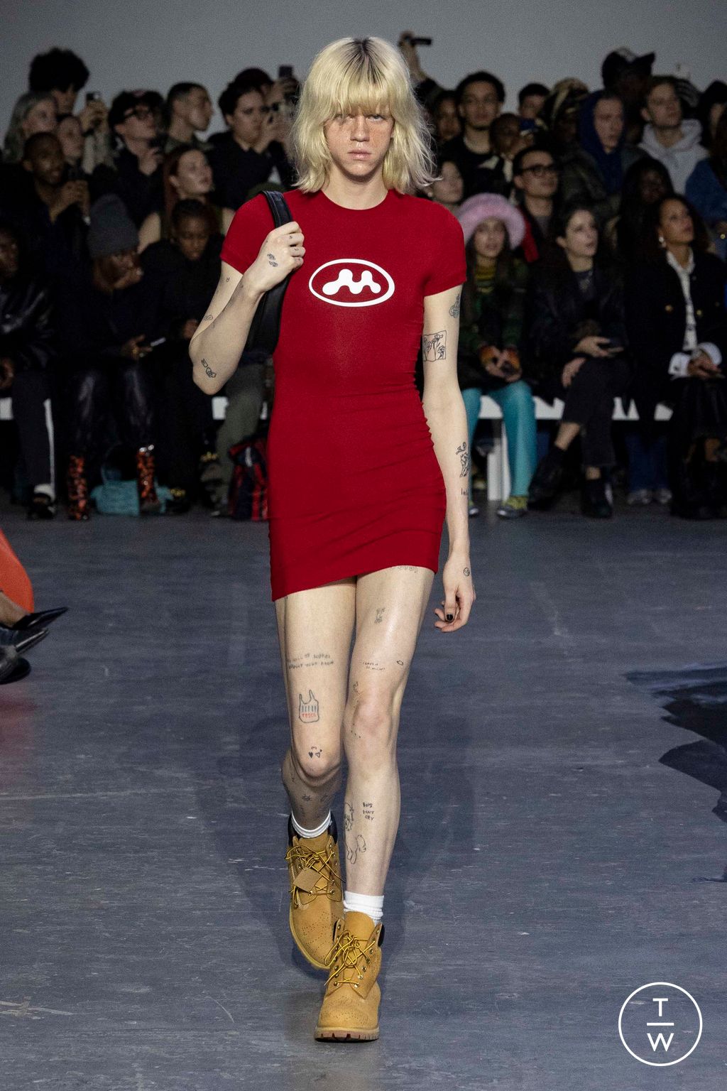 Fashion Week London Fall/Winter 2023 look 19 from the MOWALOLA collection 女装