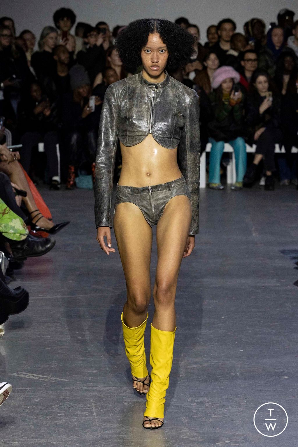 Fashion Week London Fall/Winter 2023 look 26 from the MOWALOLA collection 女装