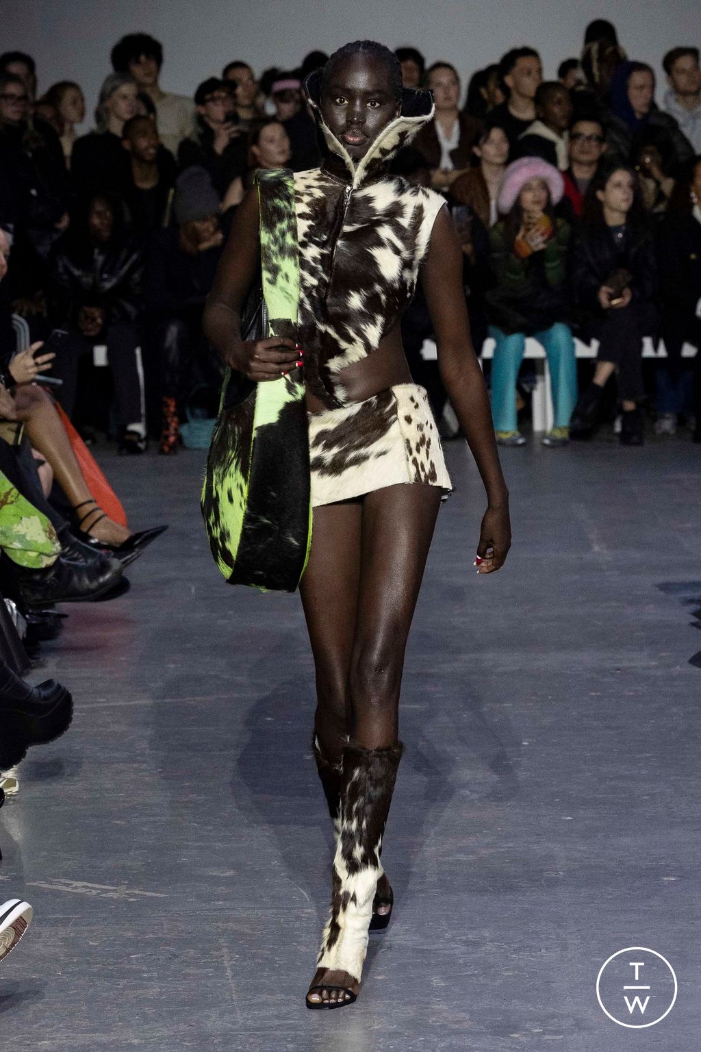 Fashion Week London Fall/Winter 2023 look 30 from the MOWALOLA collection 女装