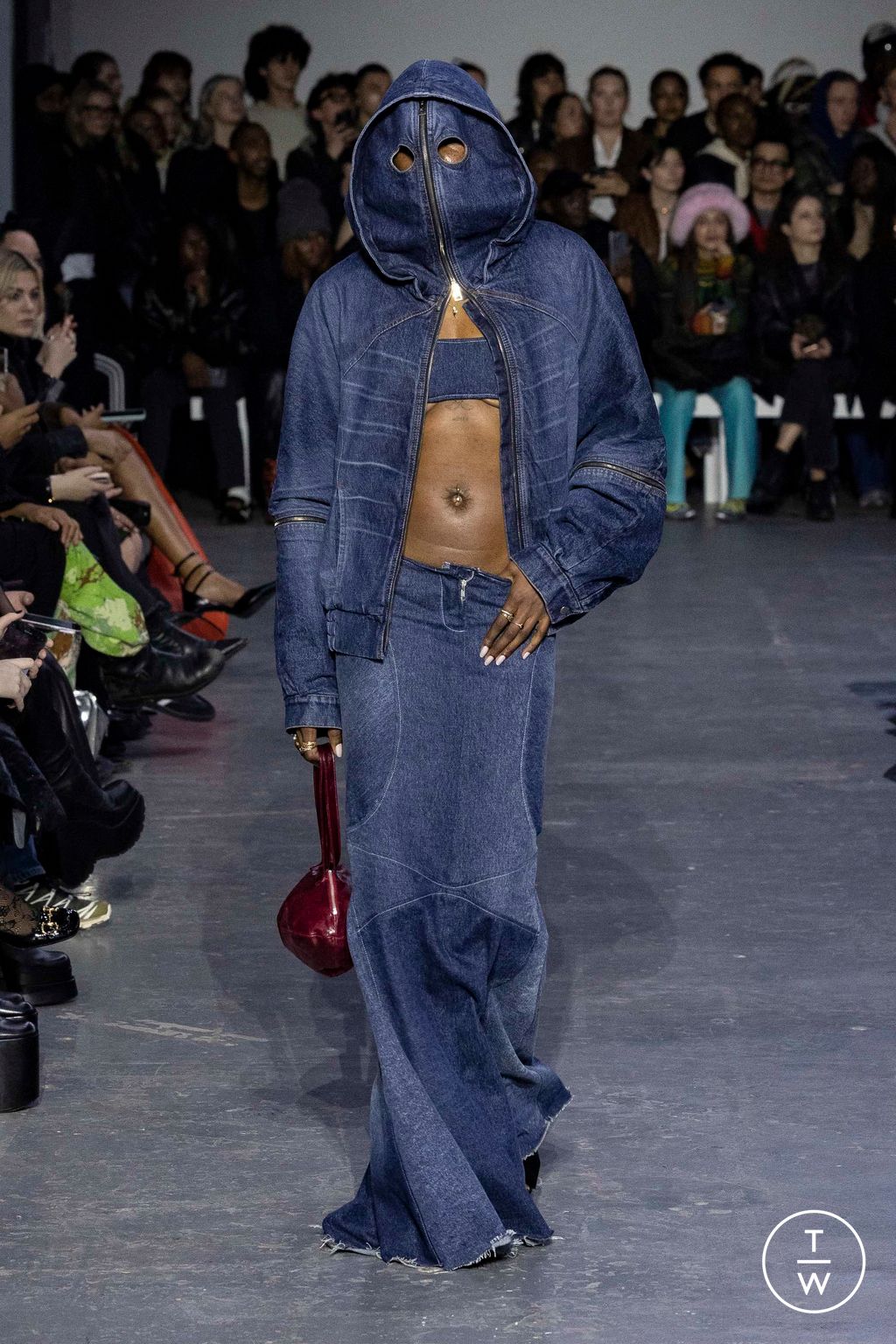 Fashion Week London Fall/Winter 2023 look 37 from the MOWALOLA collection 女装