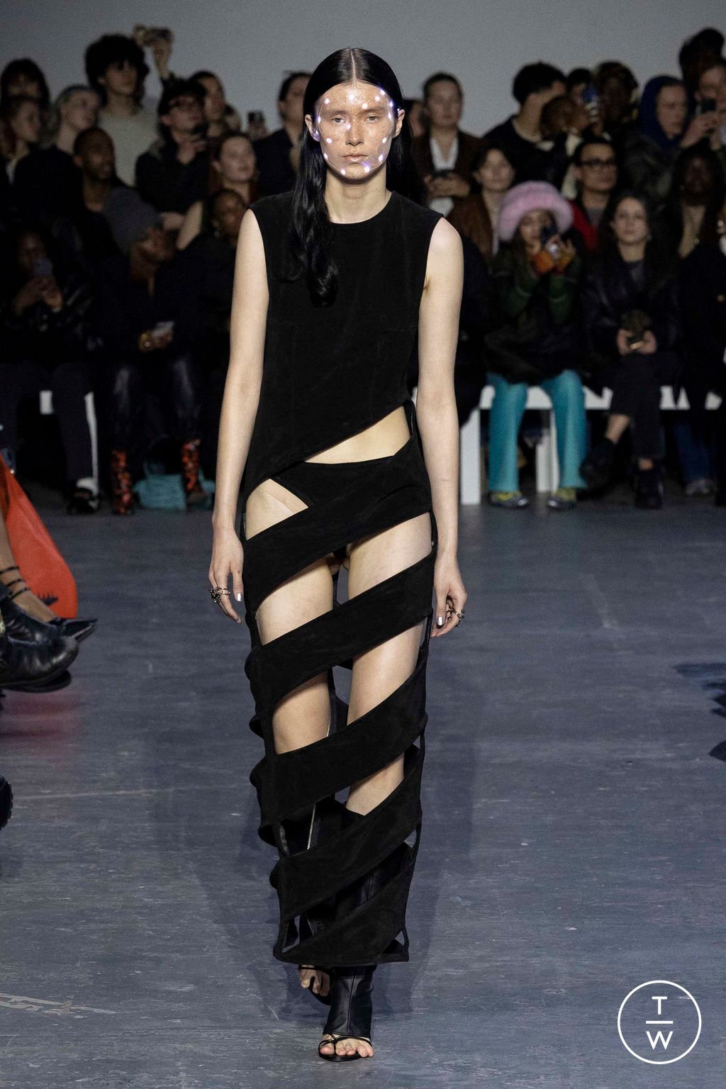 Fashion Week London Fall/Winter 2023 look 38 from the MOWALOLA collection 女装