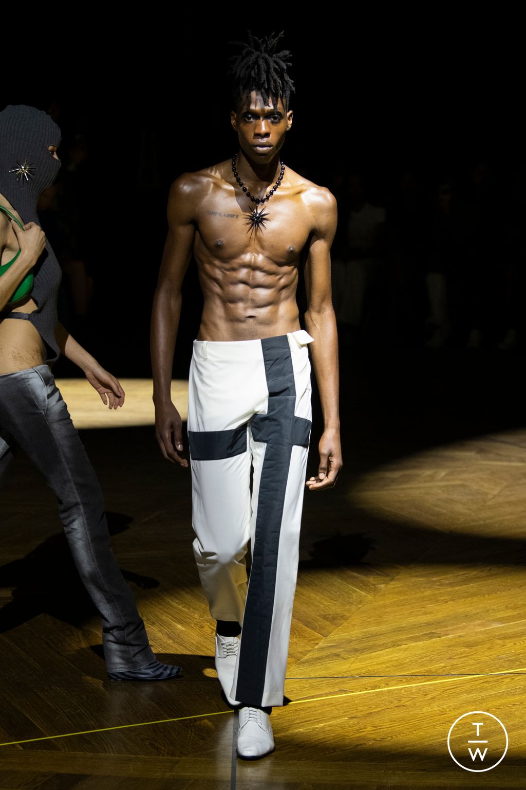 Fashion Week Paris Spring/Summer 2023 look 29 from the MOWALOLA collection 男装