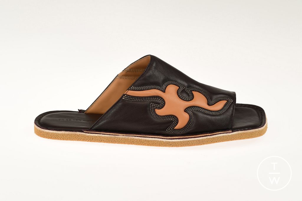 Fashion Week Paris Spring/Summer 2023 look 39 de la collection Dries Van Noten menswear accessories