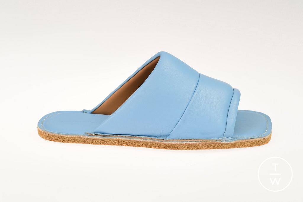 Fashion Week Paris Fall/Winter 2023 look 38 from the Dries Van Noten collection menswear accessories