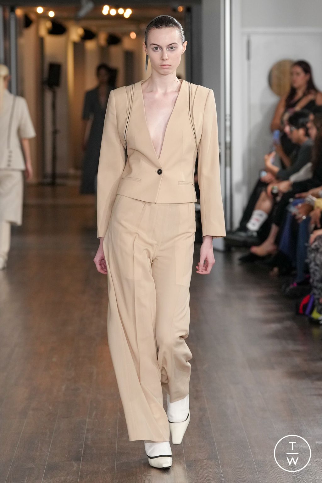 Fashion Week London Spring/Summer 2024 look 14 from the J E CAI collection 女装