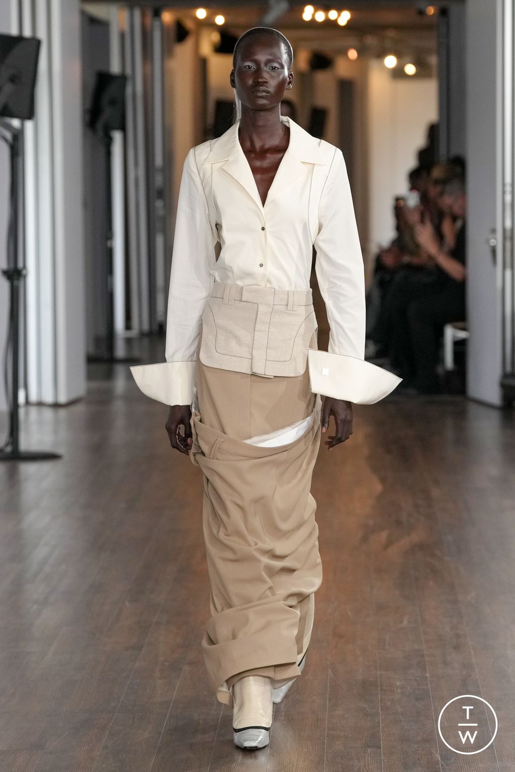Fashion Week London Spring/Summer 2024 look 20 from the J E CAI collection womenswear