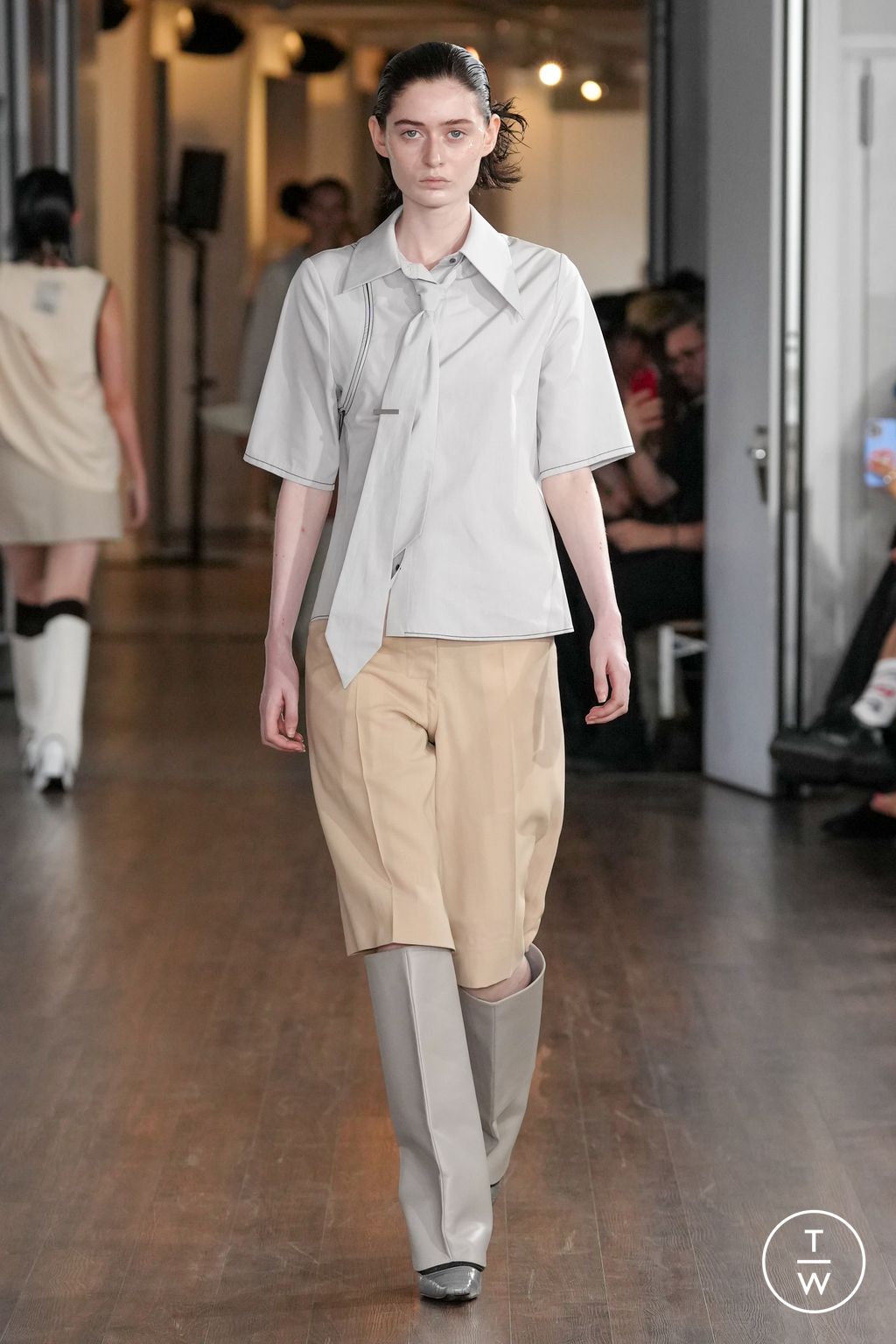 Fashion Week London Spring/Summer 2024 look 7 from the J E CAI collection 女装