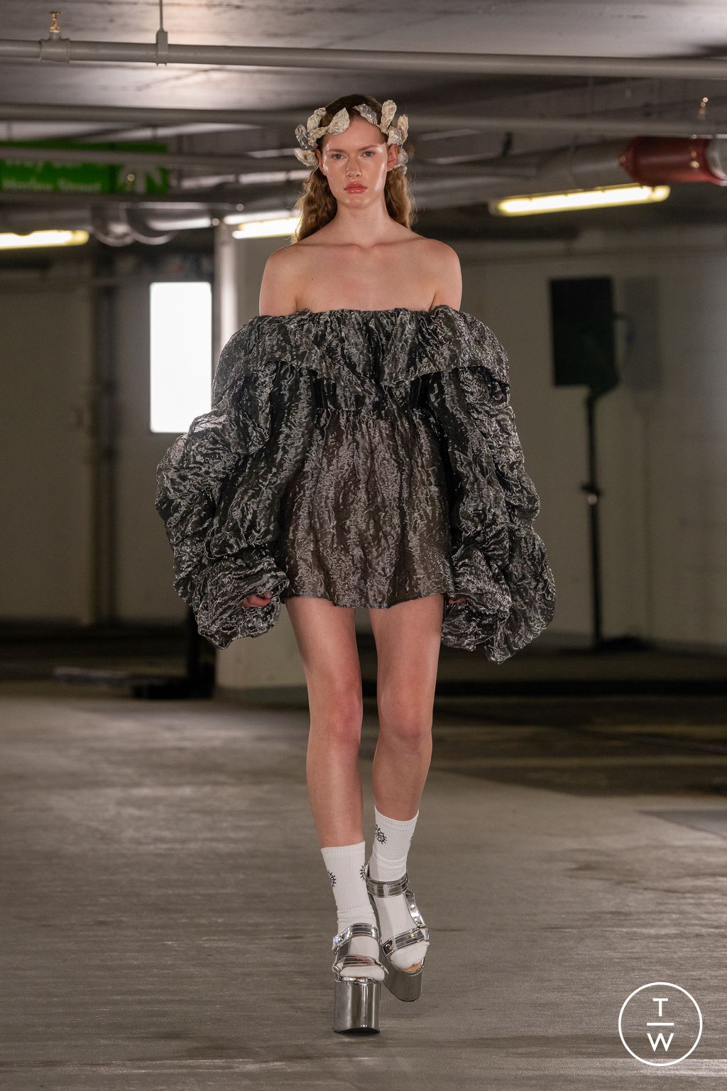 Fashion Week London Spring/Summer 2023 look 1 from the EDWARD CRUTCHLEY collection 女装