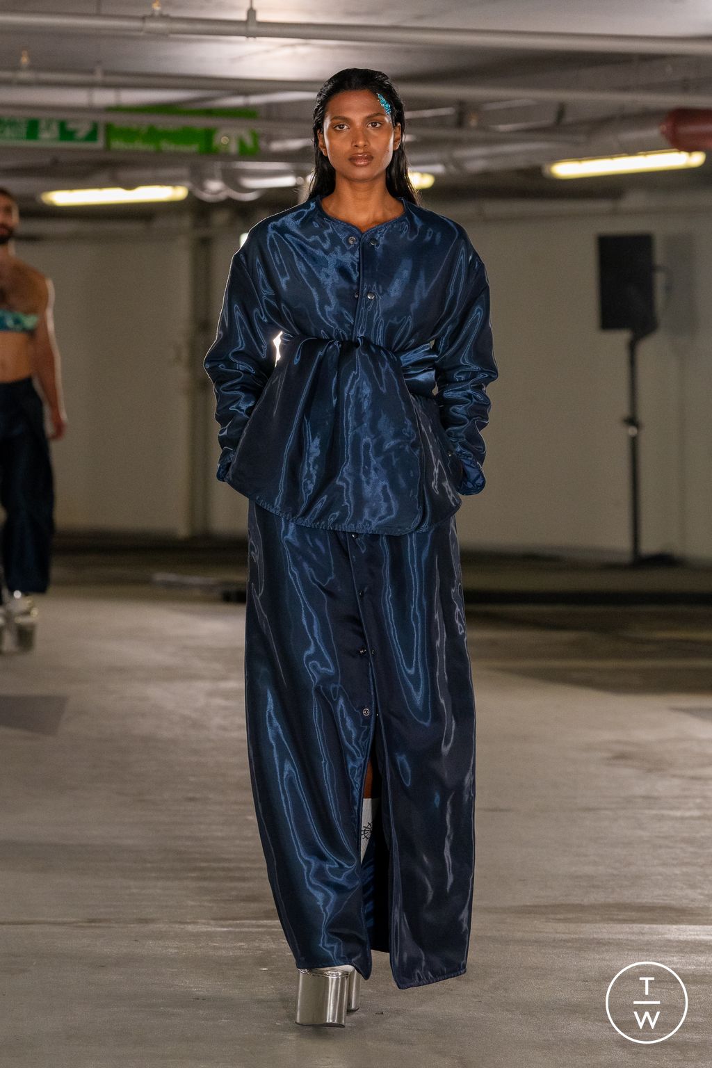 Fashion Week London Spring/Summer 2023 look 11 from the EDWARD CRUTCHLEY collection 女装