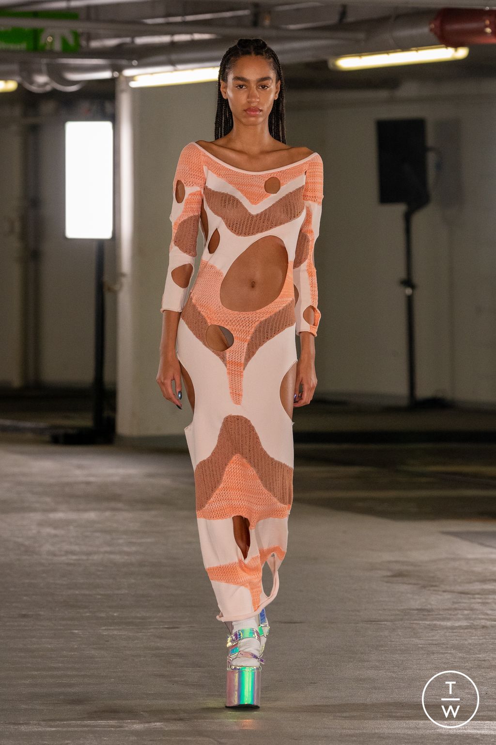 Fashion Week London Spring/Summer 2023 look 18 from the EDWARD CRUTCHLEY collection 女装