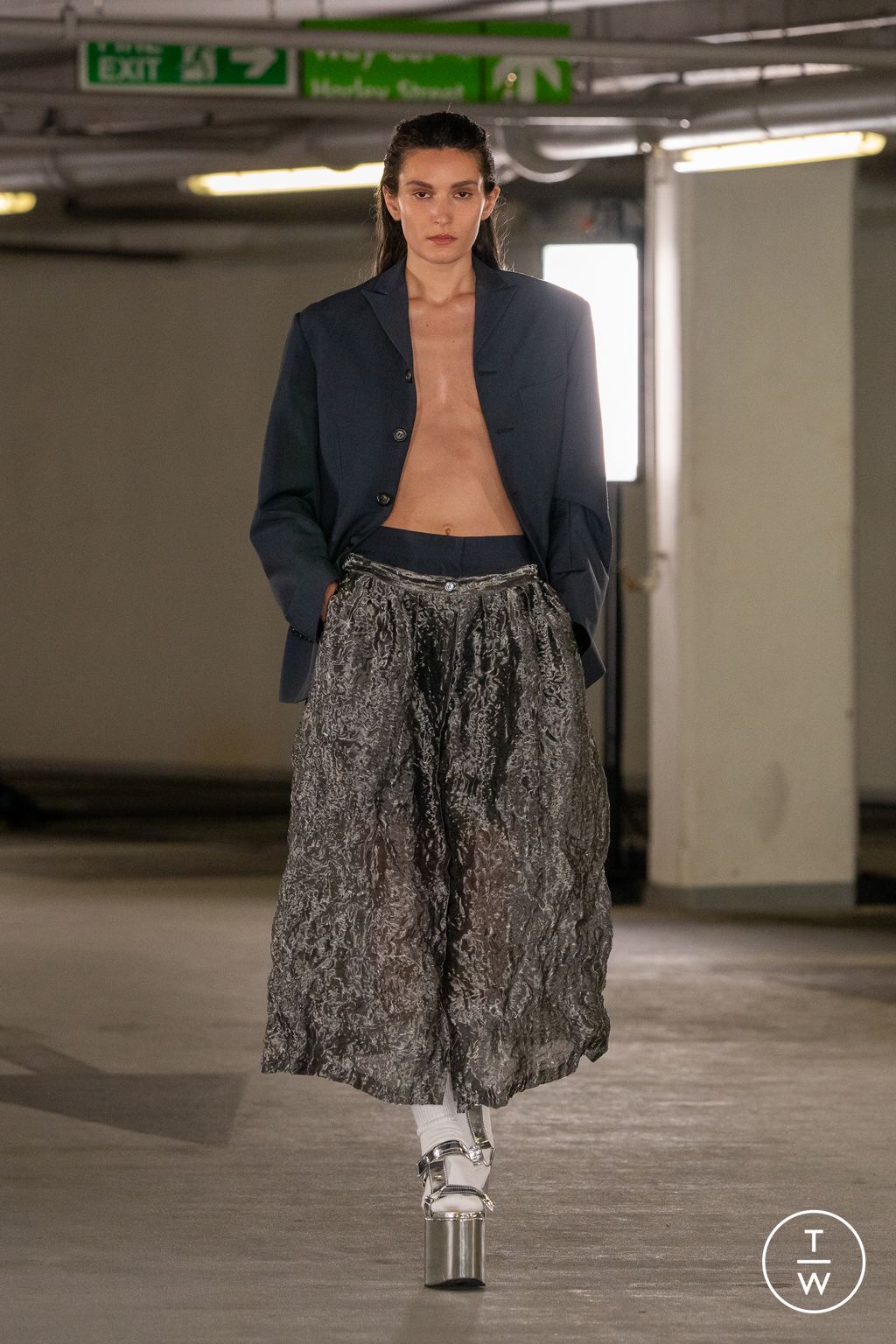Fashion Week London Spring/Summer 2023 look 2 from the EDWARD CRUTCHLEY collection 女装