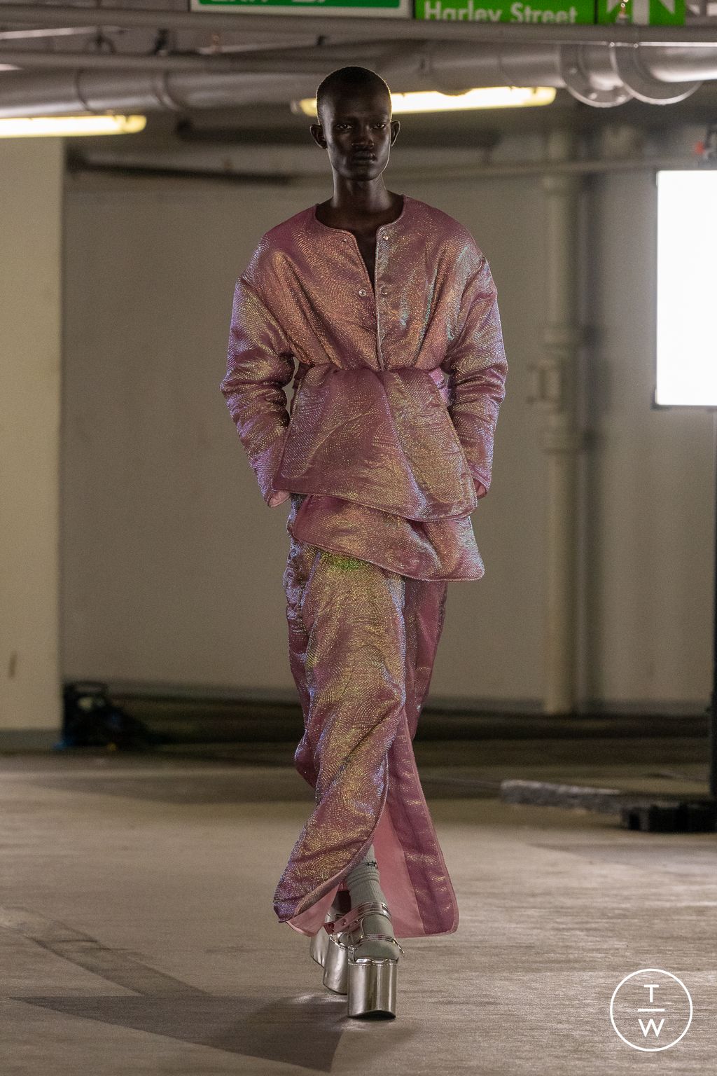 Fashion Week London Spring/Summer 2023 look 21 from the EDWARD CRUTCHLEY collection 女装