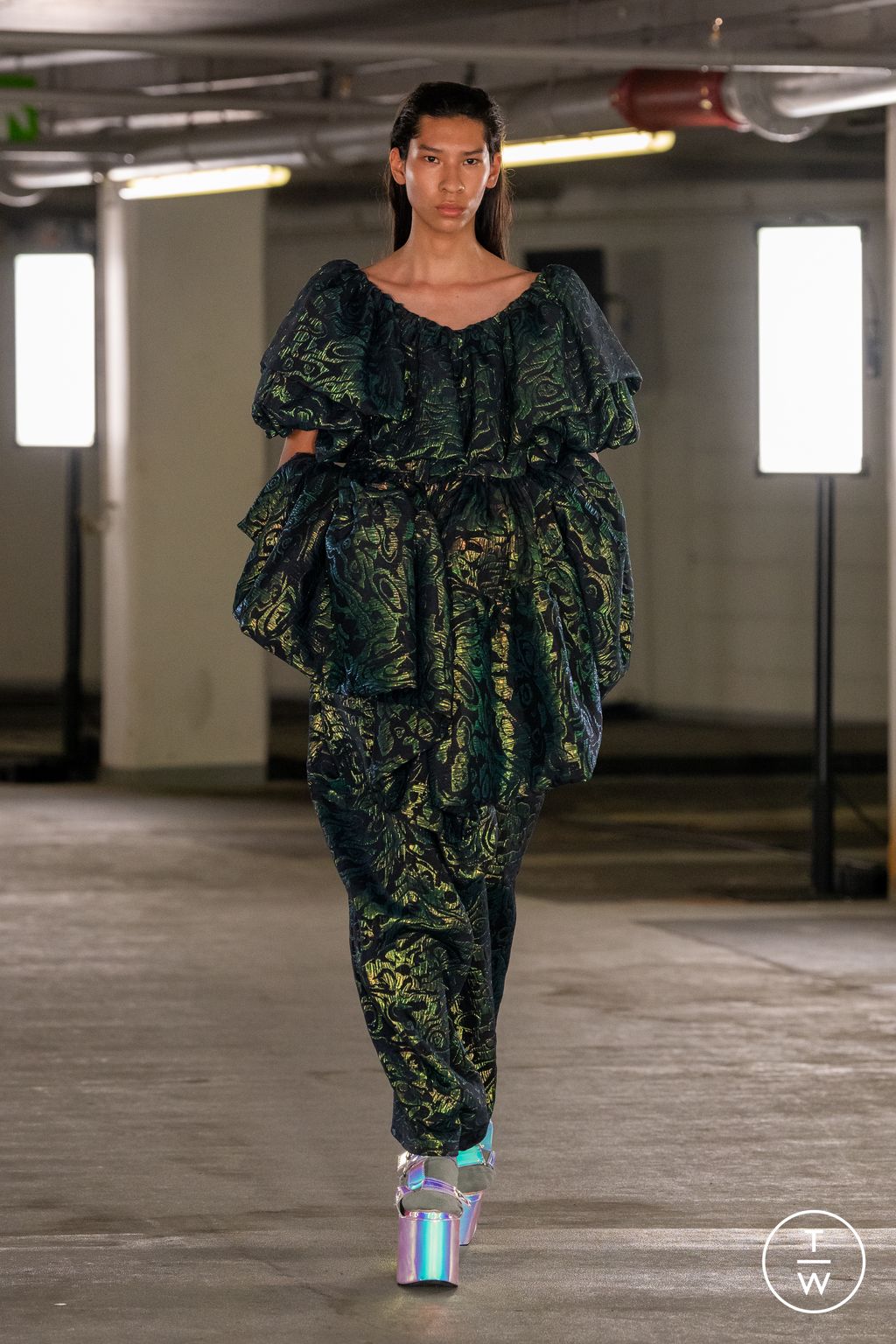 Fashion Week London Spring/Summer 2023 look 23 from the EDWARD CRUTCHLEY collection 女装