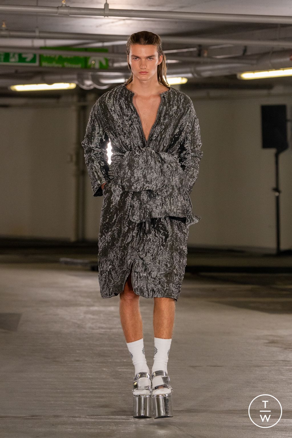 Fashion Week London Spring/Summer 2023 look 3 from the EDWARD CRUTCHLEY collection 女装