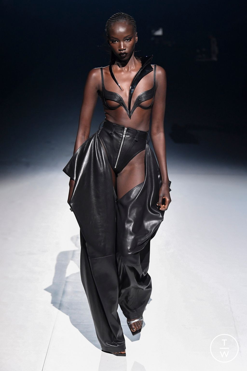 Fashion Week Paris Fall/Winter 2023 look 1 de la collection Mugler womenswear