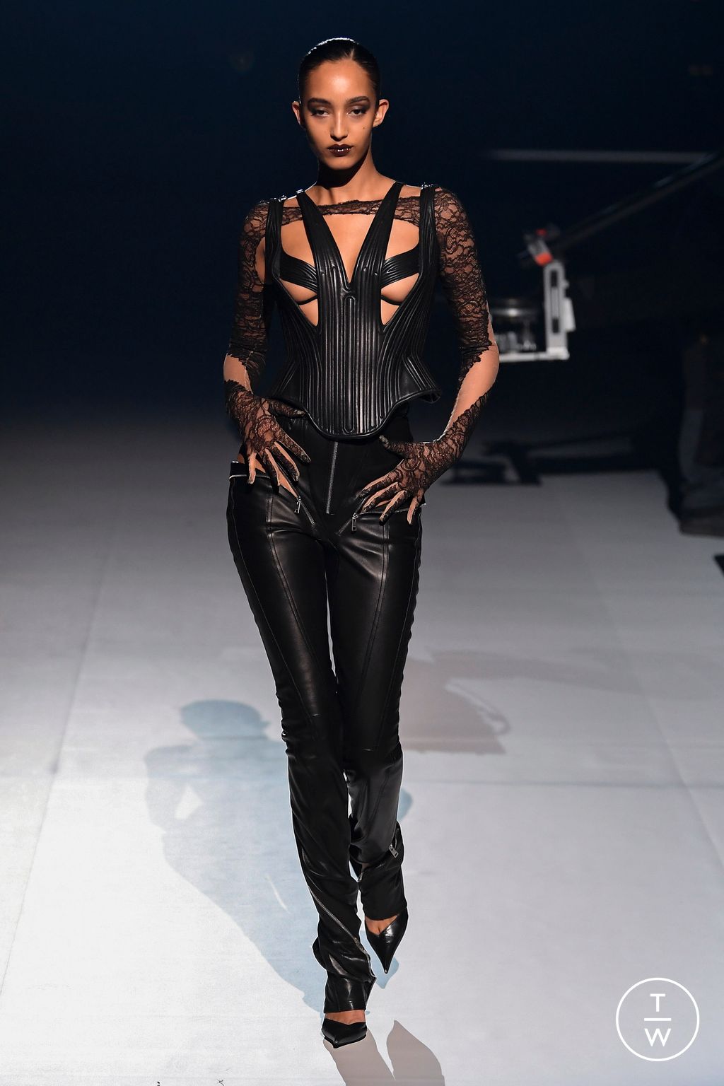 Fashion Week Paris Fall/Winter 2023 look 2 from the Mugler collection 女装