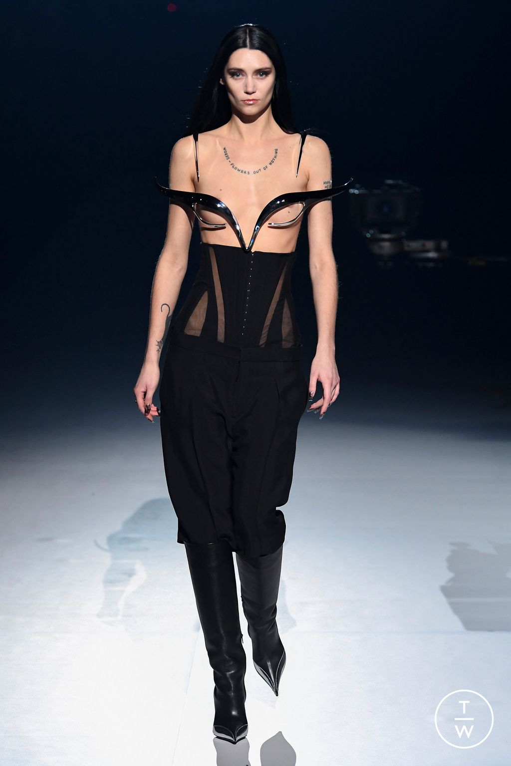 Fashion Week Paris Fall/Winter 2023 look 3 de la collection Mugler womenswear
