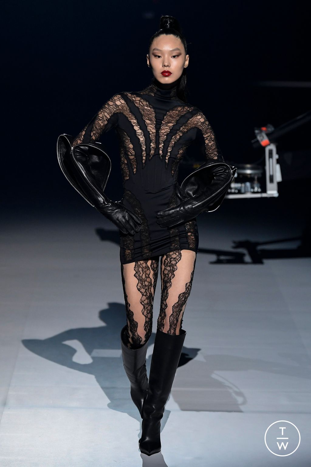 Fashion Week Paris Fall/Winter 2023 look 4 from the Mugler collection womenswear