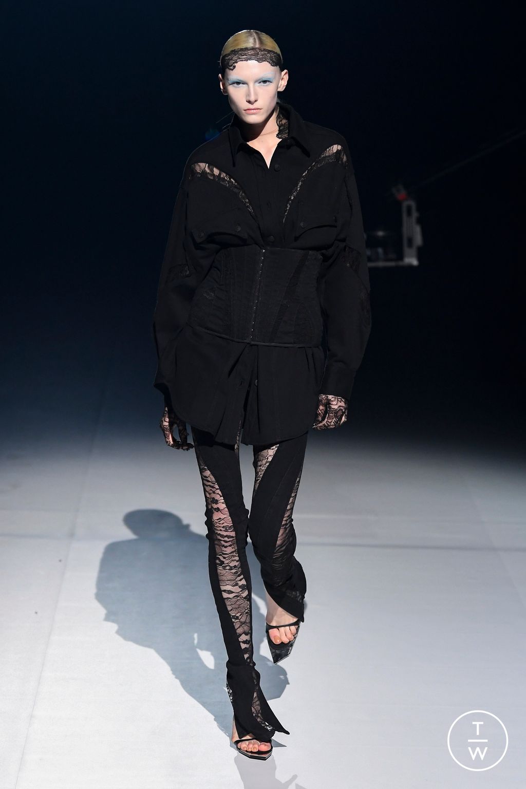 Fashion Week Paris Fall/Winter 2023 look 5 de la collection Mugler womenswear