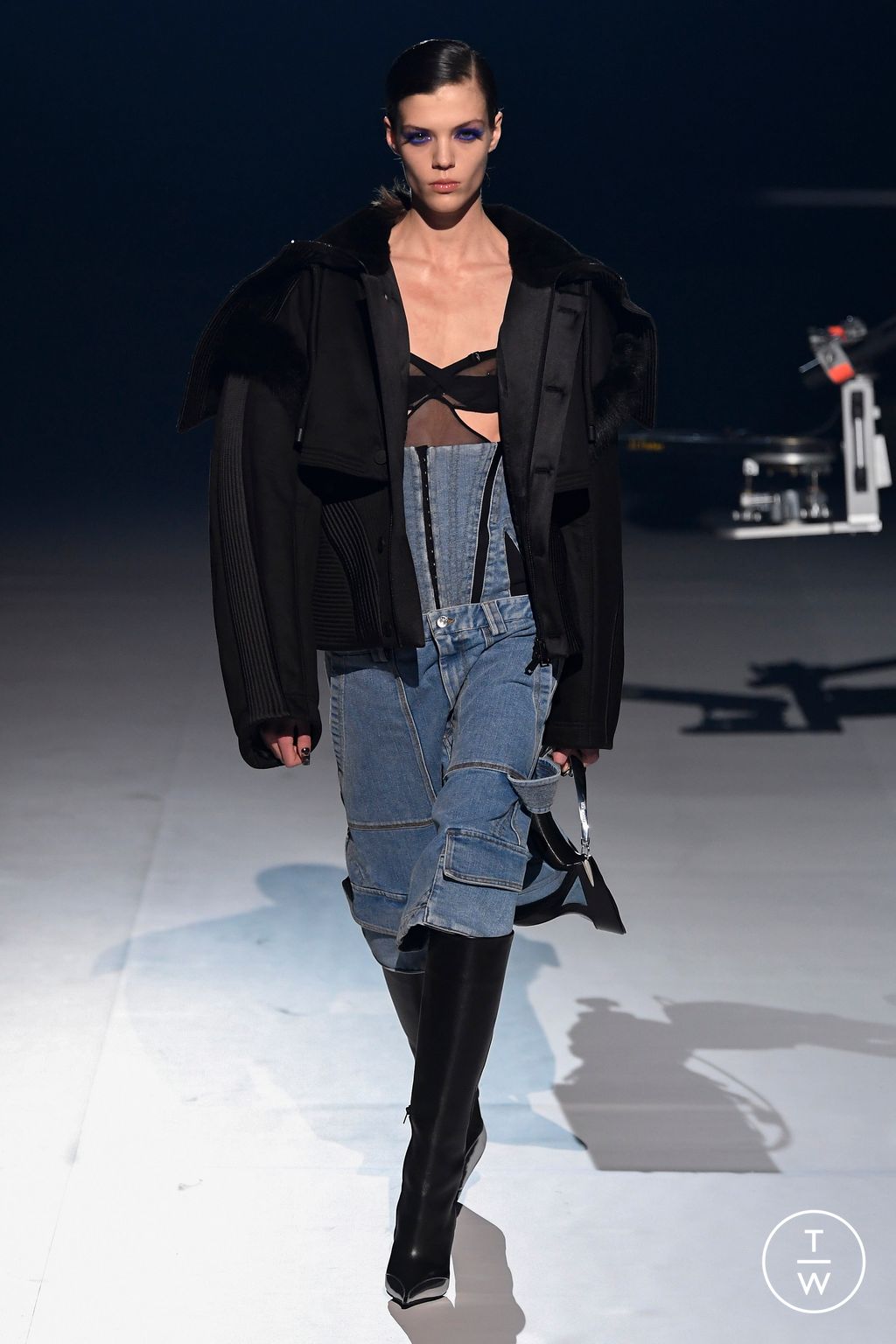 Fashion Week Paris Fall/Winter 2023 look 7 de la collection Mugler womenswear