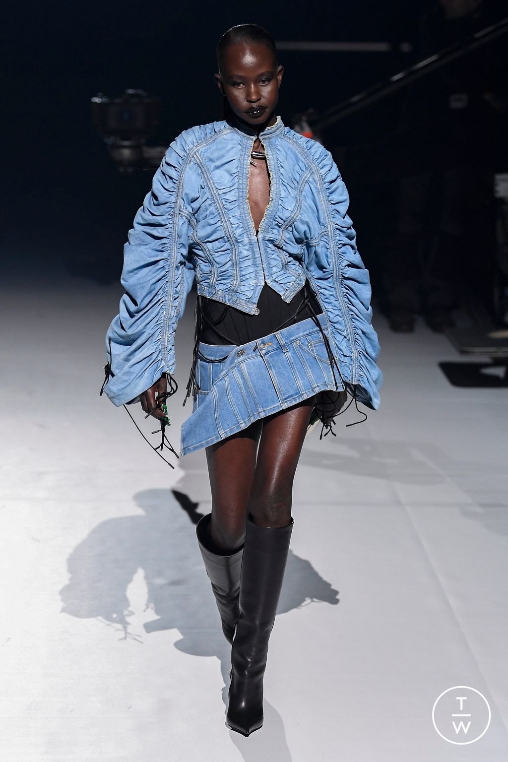 Fashion Week Paris Fall/Winter 2023 look 10 de la collection Mugler womenswear