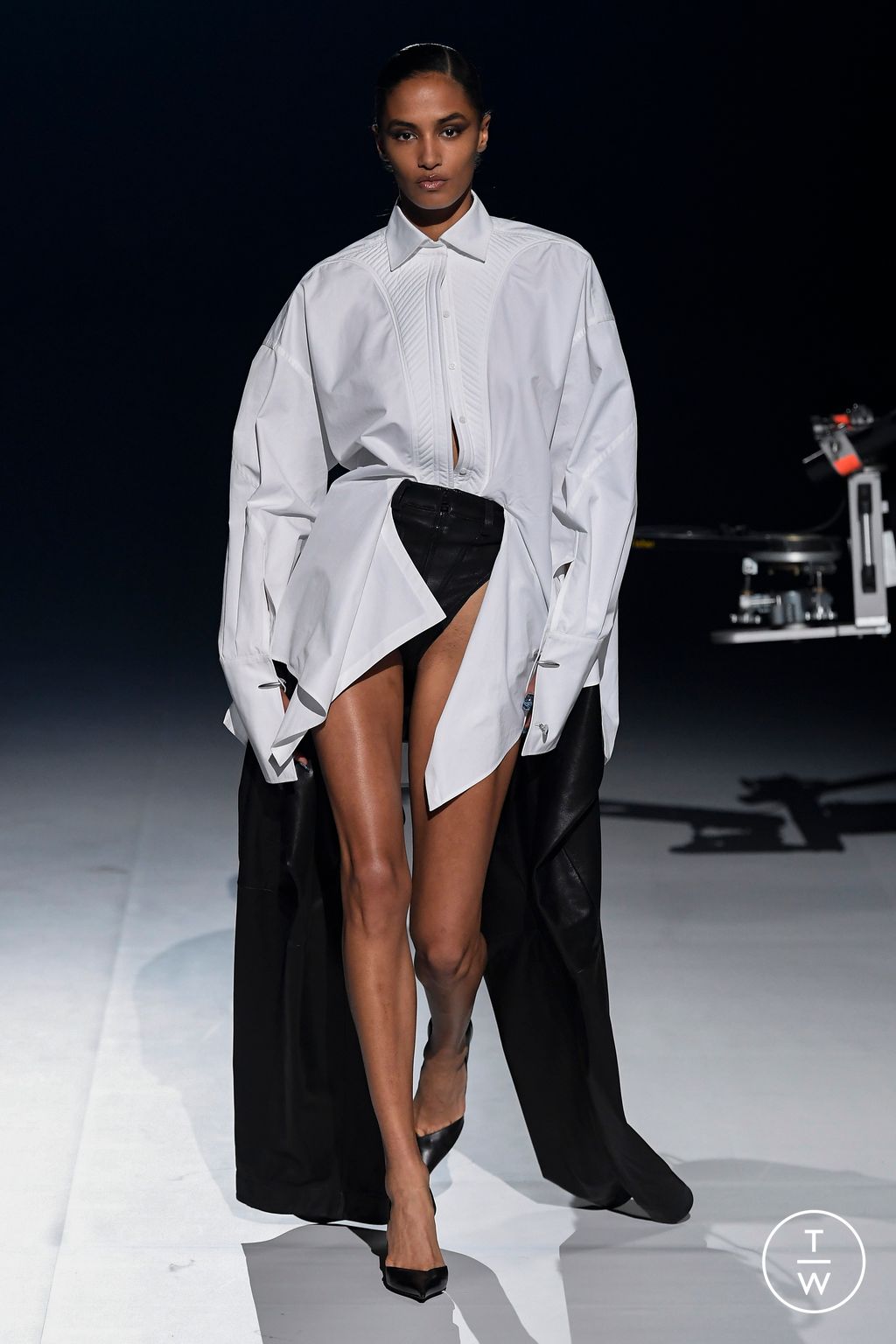 Fashion Week Paris Fall/Winter 2023 look 12 de la collection Mugler womenswear