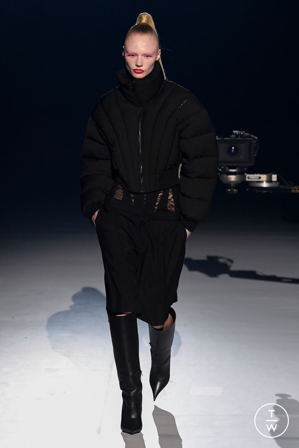 Fashion Week Paris Fall/Winter 2023 look 14 de la collection Mugler womenswear