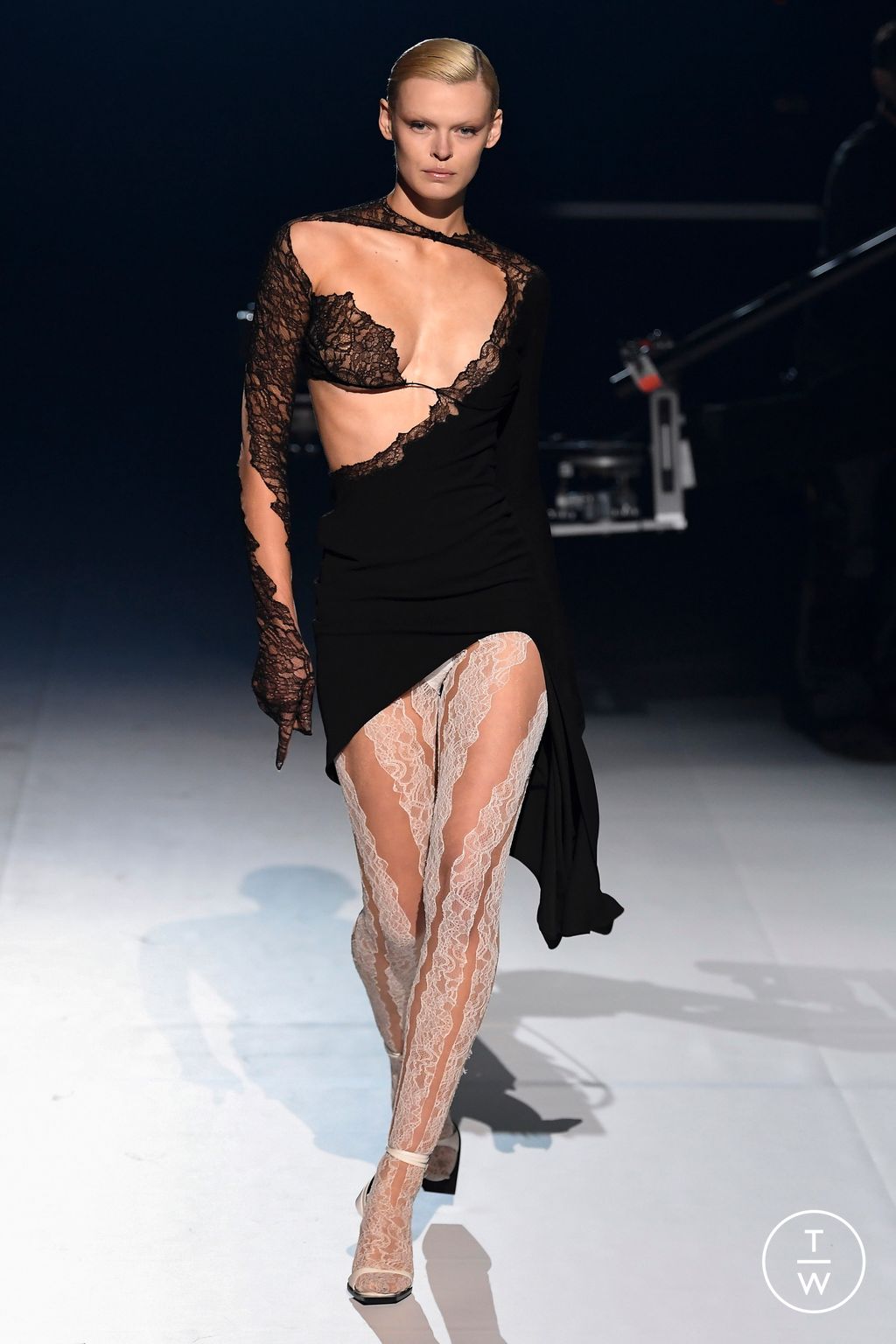 Fashion Week Paris Fall/Winter 2023 look 17 de la collection Mugler womenswear