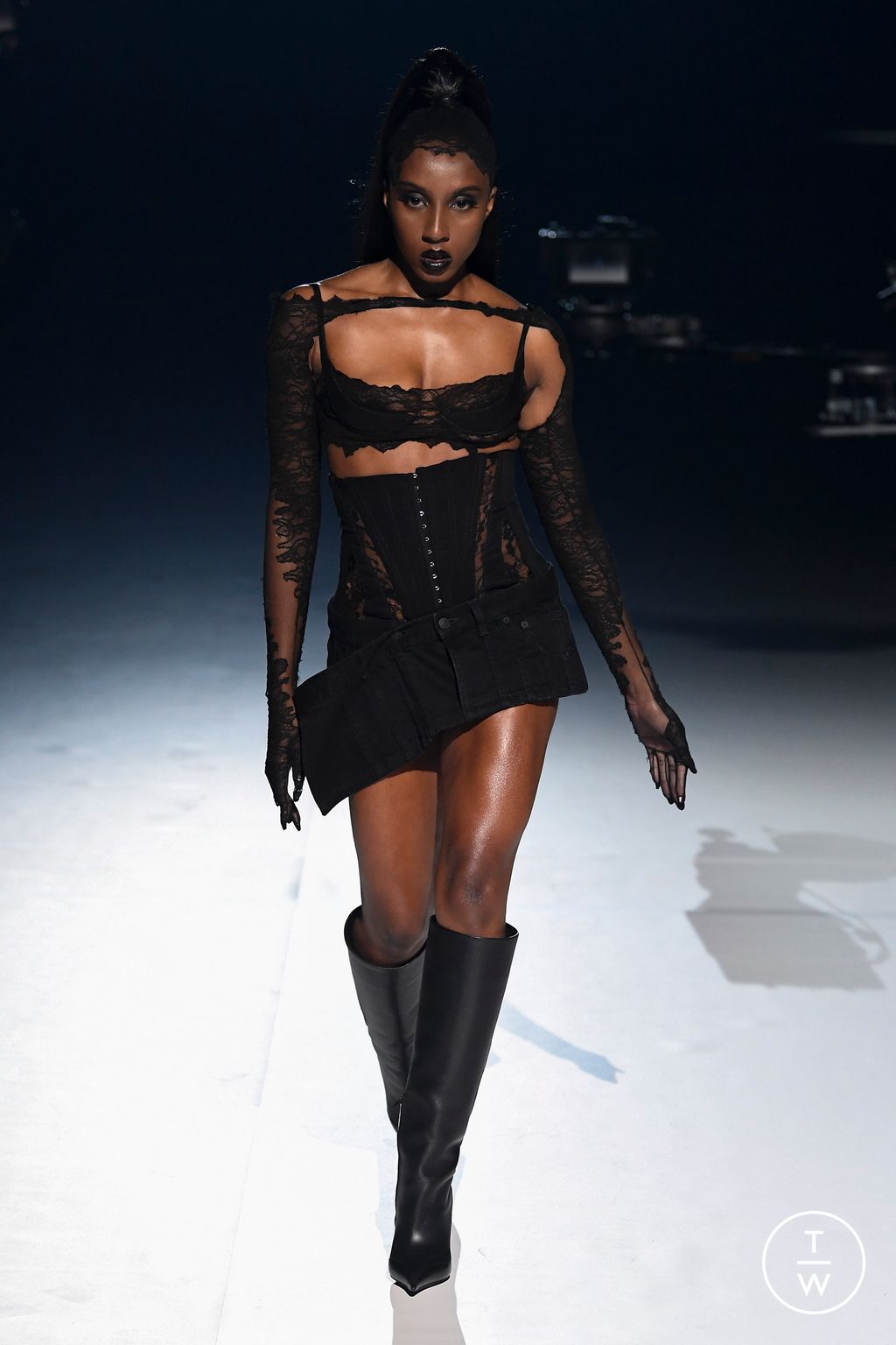 Fashion Week Paris Fall/Winter 2023 look 21 de la collection Mugler womenswear