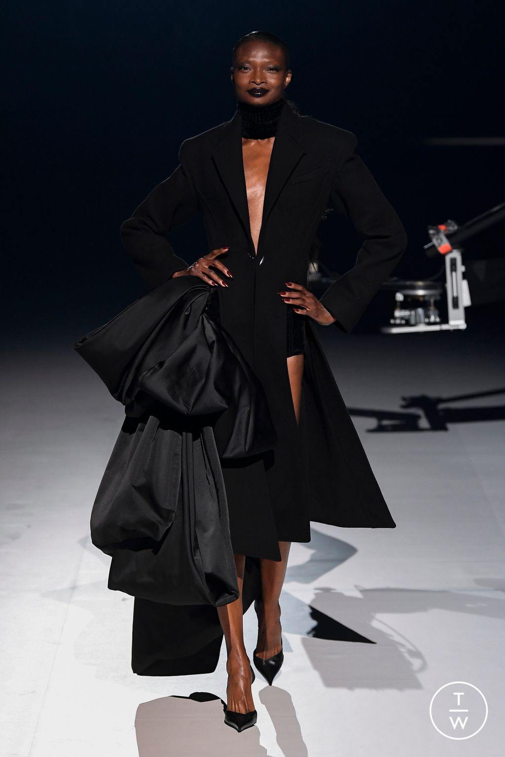 Fashion Week Paris Fall/Winter 2023 look 33 from the Mugler collection womenswear