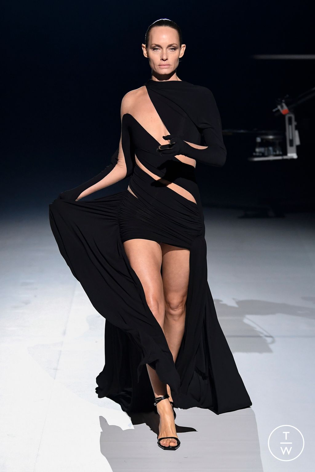 Fashion Week Paris Fall/Winter 2023 look 34 from the Mugler collection womenswear