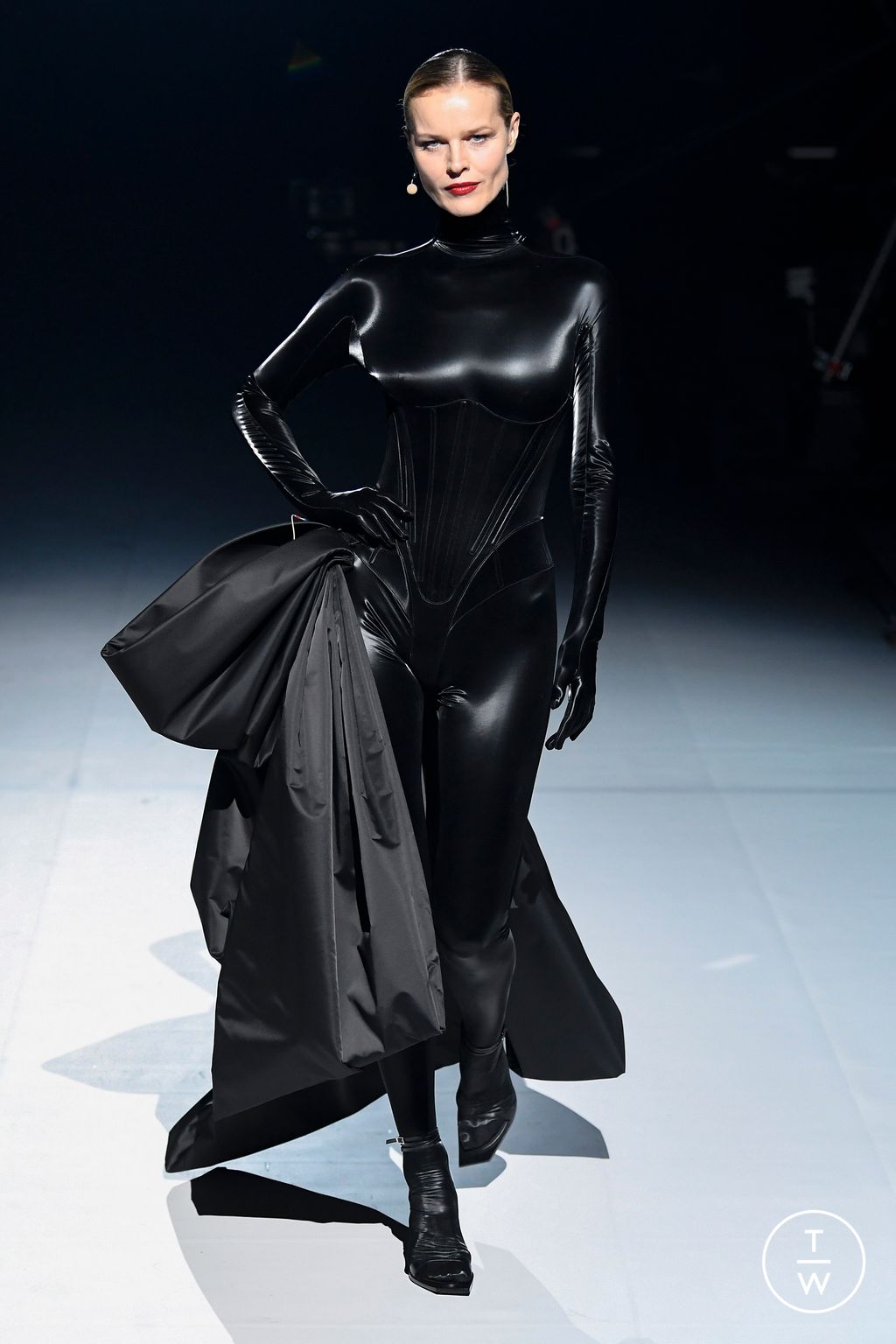 Fashion Week Paris Fall/Winter 2023 look 36 de la collection Mugler womenswear