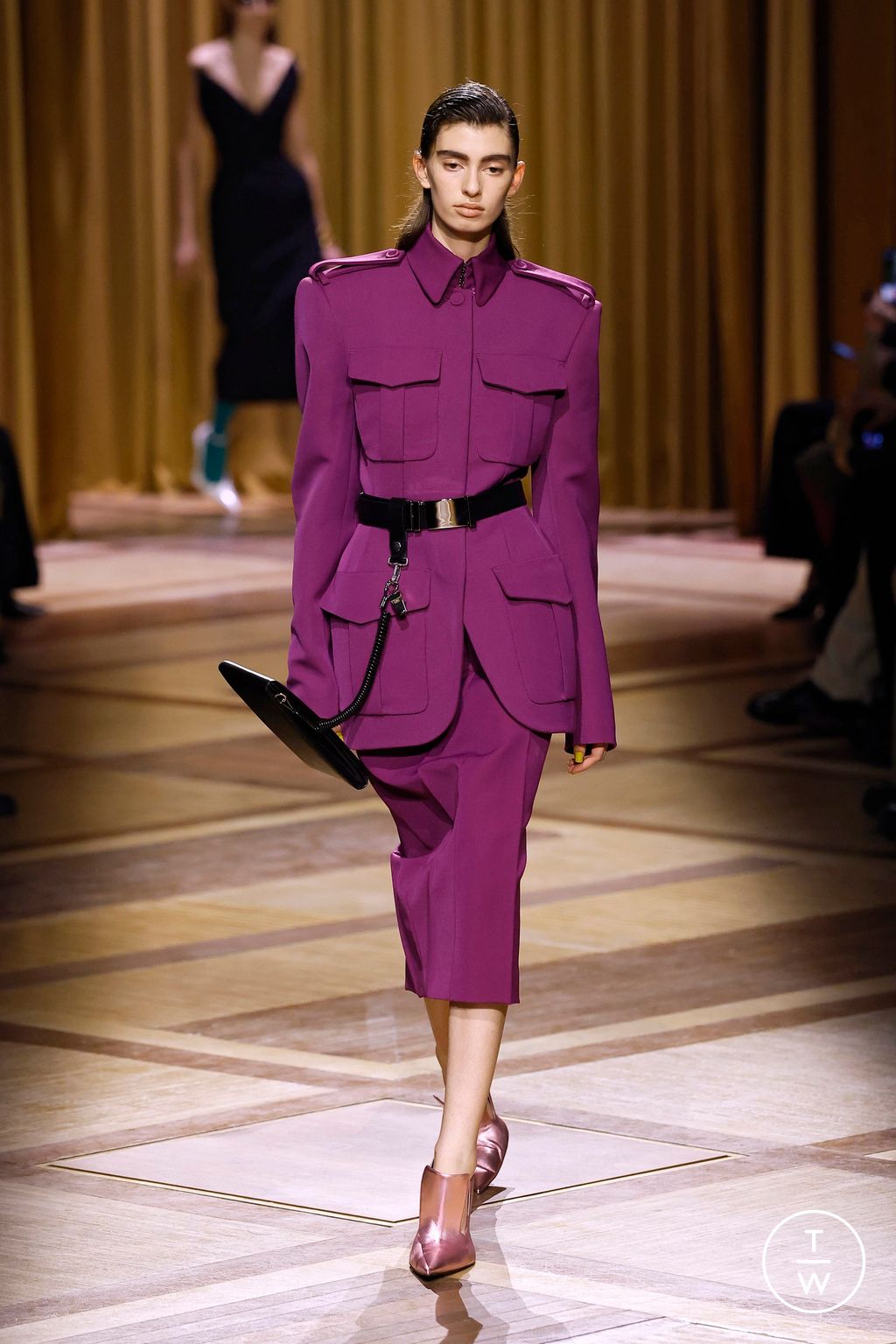Fashion Week Paris Fall/Winter 2026 look 7 de la collection Mugler womenswear