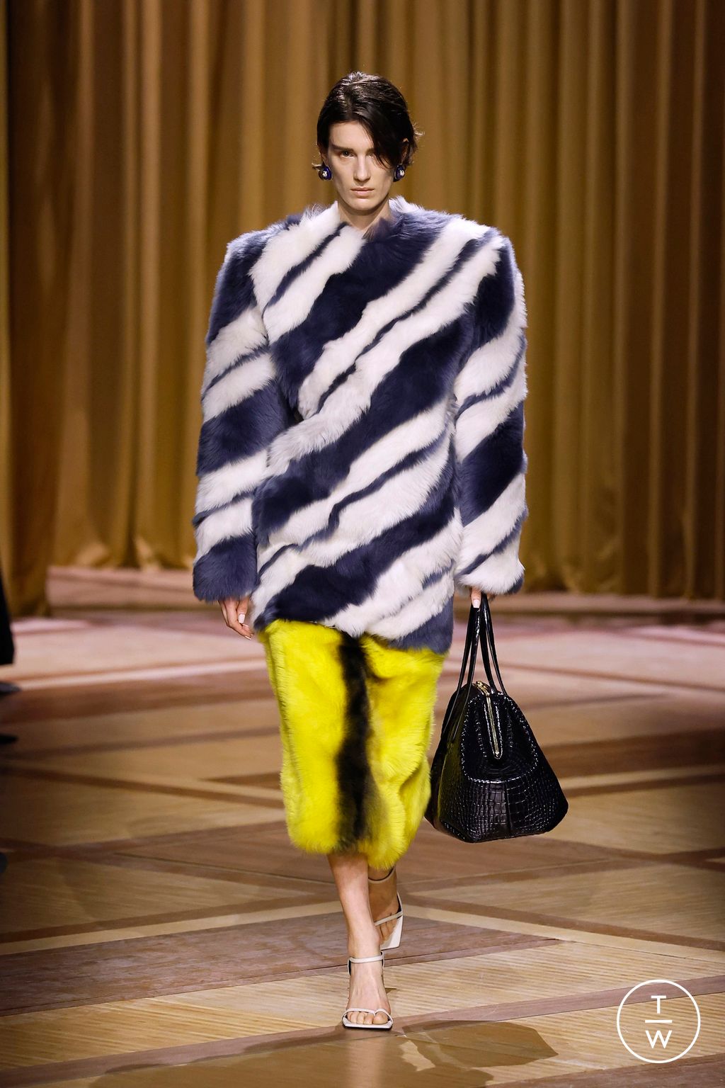 Fashion Week Paris Fall/Winter 2026 look 22 de la collection Mugler womenswear