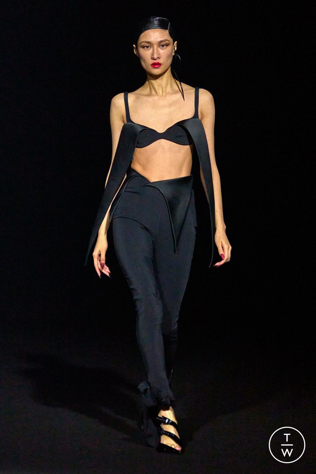 Fashion Week Paris Fall/Winter 2024 look 2 from the Mugler collection womenswear