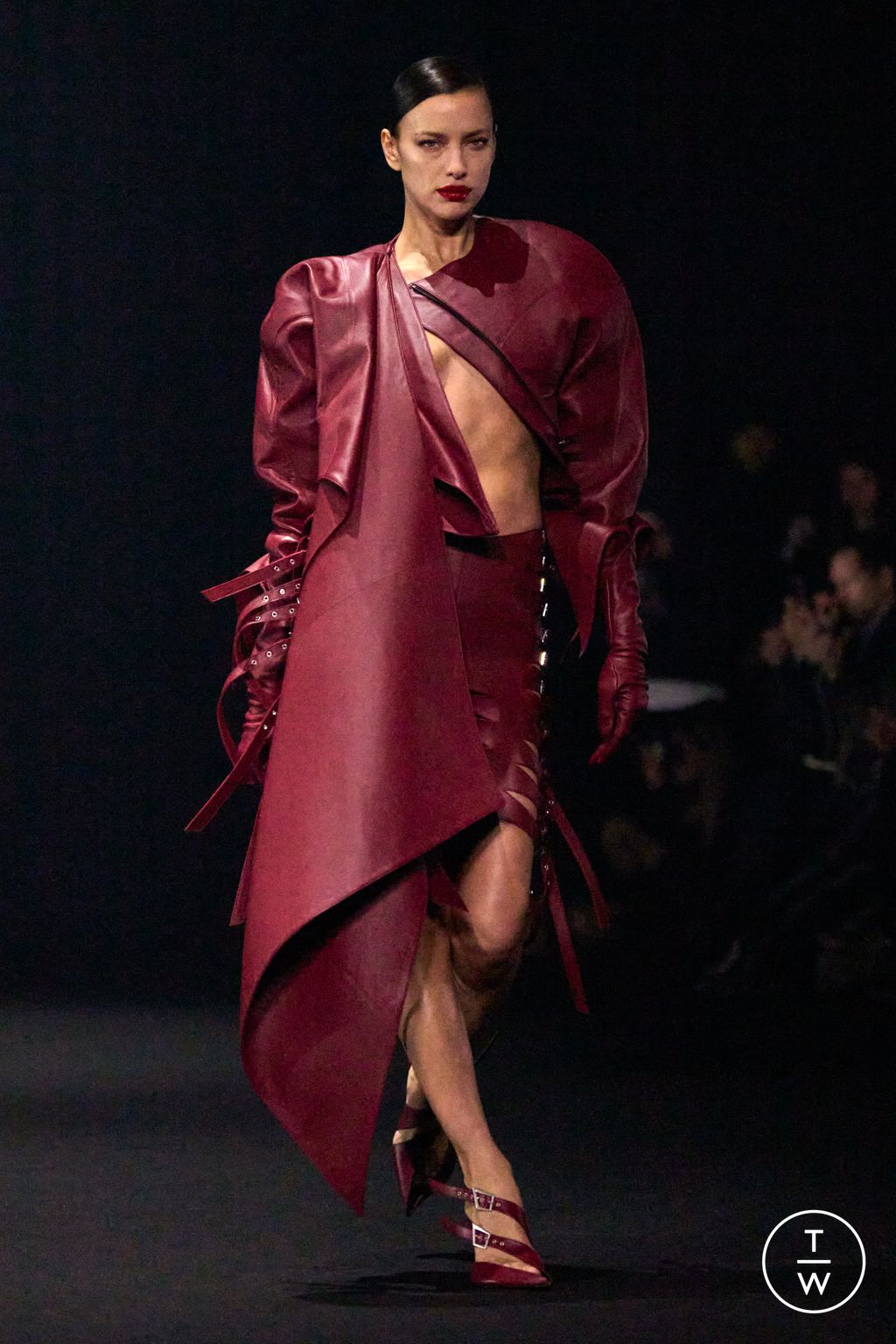 Fashion Week Paris Fall/Winter 2024 look 6 de la collection Mugler womenswear