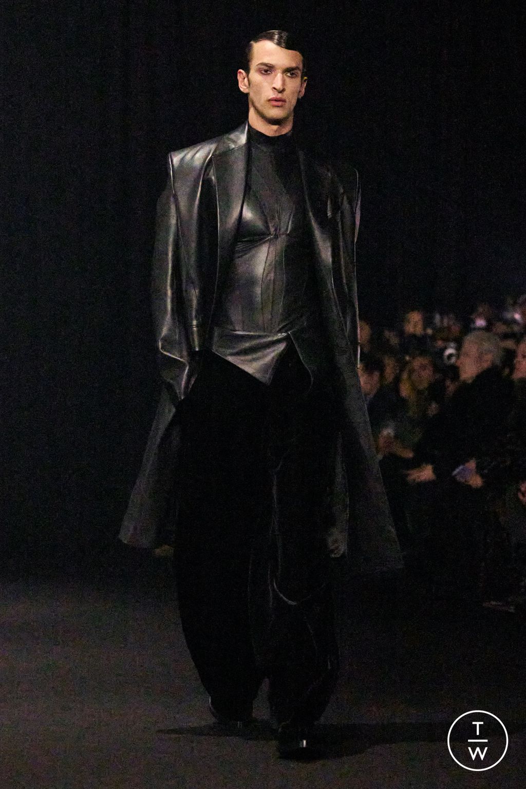 Fashion Week Paris Fall/Winter 2024 look 9 de la collection Mugler womenswear
