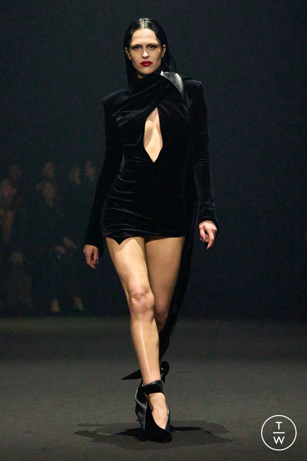 Fashion Week Paris Fall/Winter 2024 look 14 de la collection Mugler womenswear