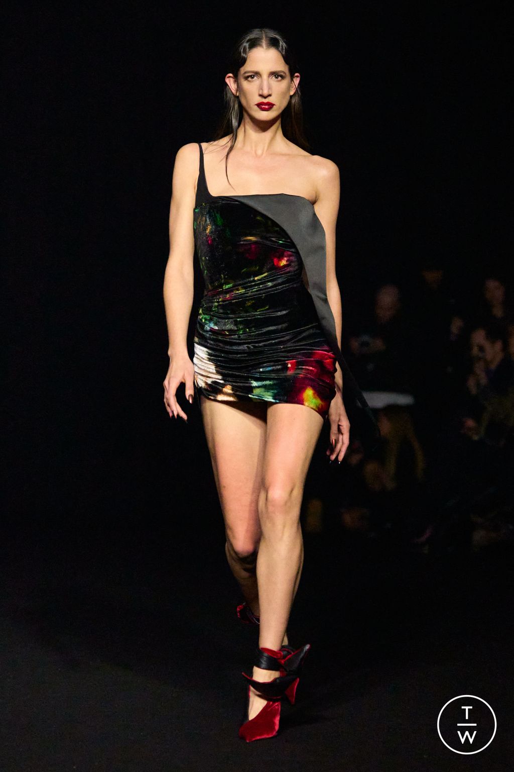 Fashion Week Paris Fall/Winter 2024 look 16 de la collection Mugler womenswear