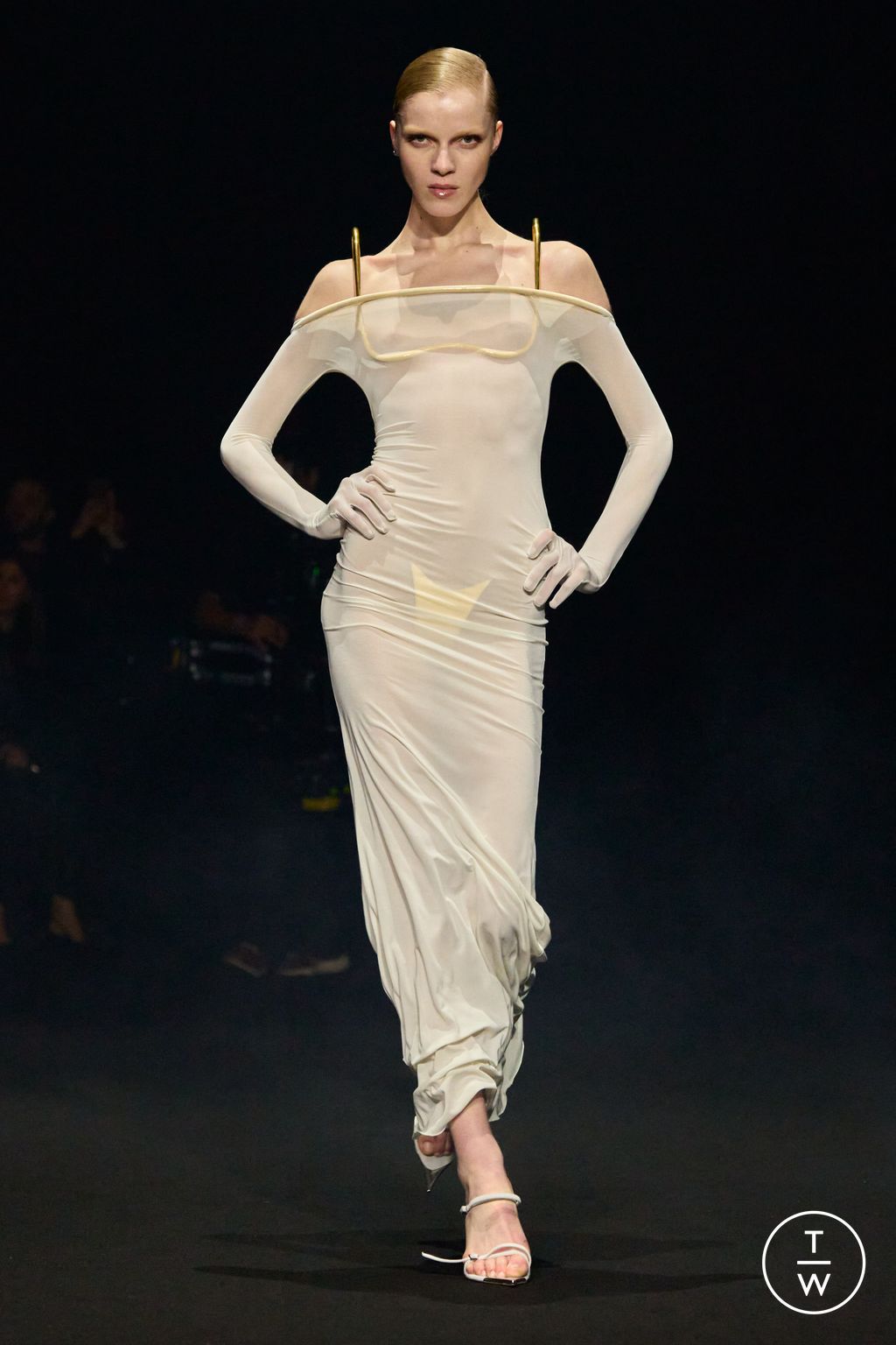 Fashion Week Paris Fall/Winter 2024 look 39 de la collection Mugler womenswear