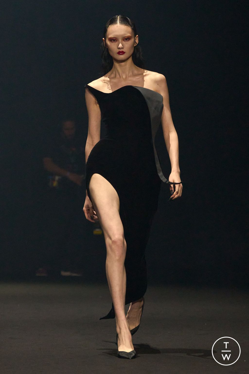 Fashion Week Paris Fall/Winter 2024 look 40 de la collection Mugler womenswear